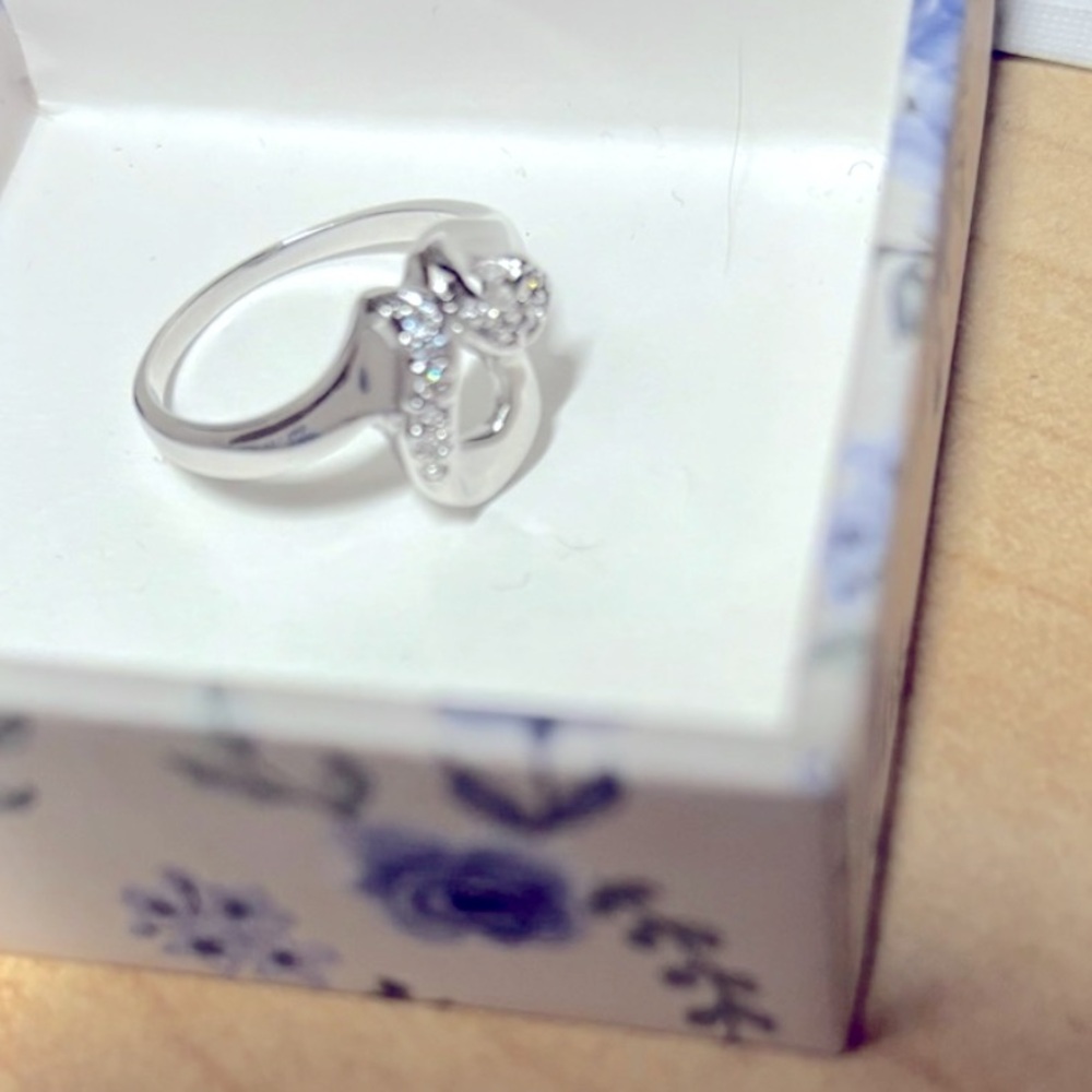 Elegant Silver Ring with Crystal Accents size 6 - Picture 2 of 4